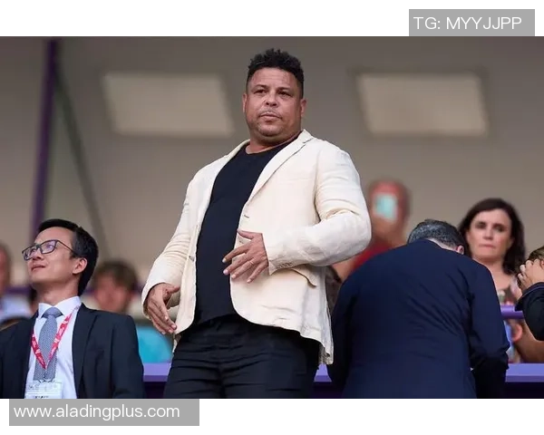 足球明星为球迷送上限量版裤子引发热议与期待 足球明星为球迷送上限量版裤子引发热议与期待